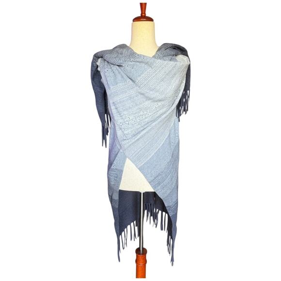 White House Black Market Blue Grey Knit Wrap Shawl Fringe Wrap Scarf M/L NWOT - Picture 4 of 9